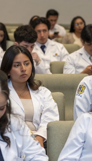Imposición de mandiles | Carrera de Bioquímica y Farmacia