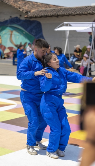 La UTPL participa en el Festival Internacional de Artes Vivas Loja con sus talentosos grupos de arte en la Plaza de la Cultura