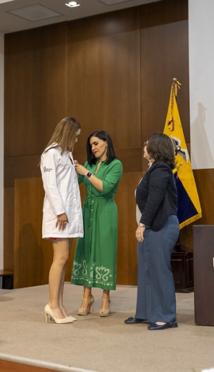 Imposición de mandiles a internos rotativos de la carrera de Nutrición y Dietética – Cohorte mayo 2025 / abril 2026
