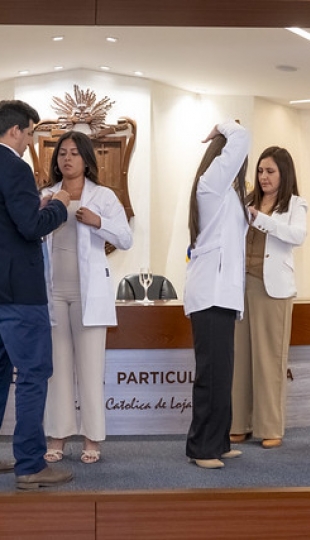 Imposición de mandiles | Carrera de Bioquímica y Farmacia