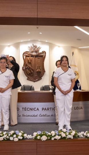 Imposición de Indumentaria a los estudiantes de Enfermería Imposición de Indumentaria a los estudiantes de Enfermería