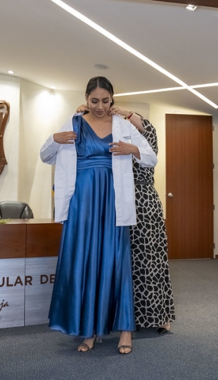 Estudiantes de Fisioterapia reciben sus mandiles