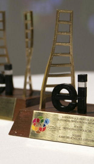 UTPL recibe dos premios en la V Entrega de premios Ei. UTPL recibe dos premios en la V Entrega de premios Ei.