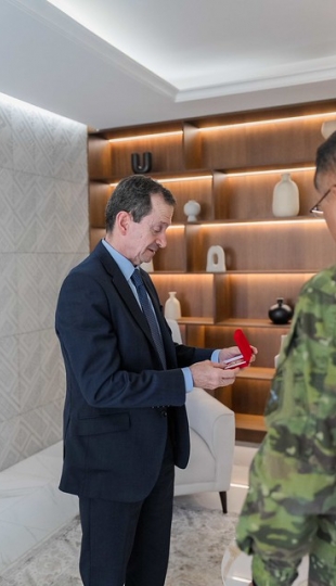 Visita del Comandante de la Brigada de Infantería No. 7 “Loja” a la UTPL Visita del Comandante de la Brigada de Infantería No. 7 “Loja” a la UTPL