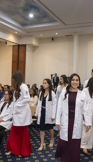 Imposición de Insignias – Carrera de Medicina