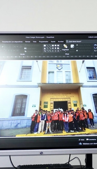 Entrega de planos al colegio Daniel Álvarez Burneo como parte de un proyecto de innovación