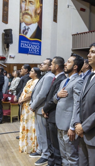 Entrega de condecoración a Claudia Cartuche Flores