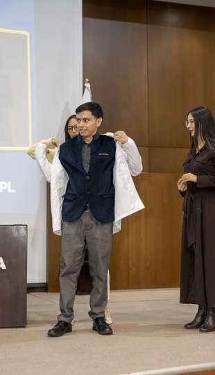 Imposición de mandiles a internos rotativos de la carrera de Nutrición y Dietética – Cohorte mayo 2025 / abril 2026