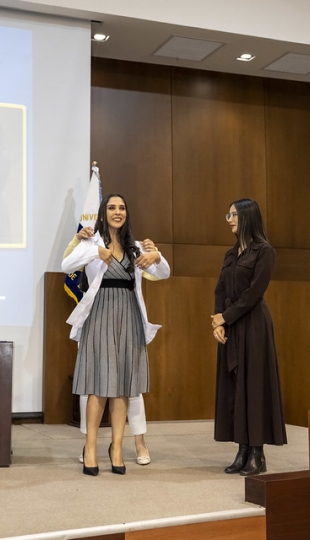 Imposición de mandiles a internos rotativos de la carrera de Nutrición y Dietética – Cohorte mayo 2025 / abril 2026 Imposición de mandiles a internos rotativos de la carrera de Nutrición y Dietética – Cohorte mayo 2025 / abril 2026