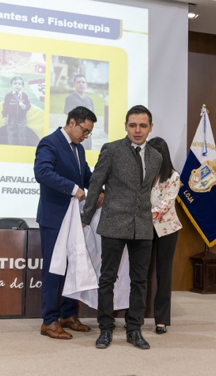 Imposición de mandiles a estudiantes de Fisioterapia