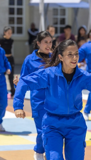 La UTPL participa en el Festival Internacional de Artes Vivas Loja con sus talentosos grupos de arte en la Plaza de la Cultura