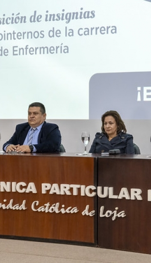 Imposición de insignias a estudiantes de Enfermería