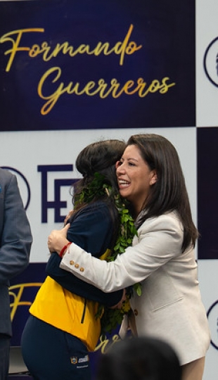 ¡Bienvenida Campeona! Fernanda Moncada, estudiante de la UTPL. ¡Bienvenida Campeona! Fernanda Moncada, estudiante de la UTPL.
