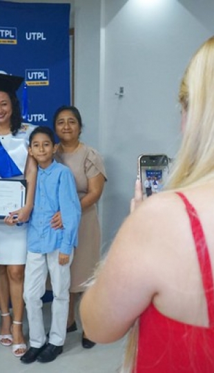 Nuevos profesionales de Galápagos recibieron su título Nuevos profesionales de Galápagos recibieron su título