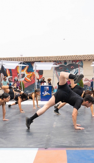 La UTPL participa en el Festival Internacional de Artes Vivas Loja con sus talentosos grupos de arte en la Plaza de la Cultura