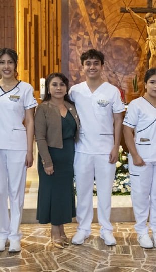 Imposición de insignias a estudiantes de Enfermería