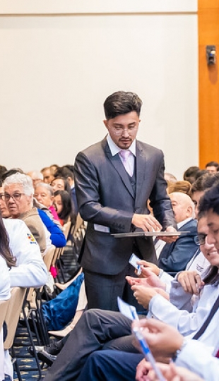 Imposición de insignias a estudiantes de Medicina