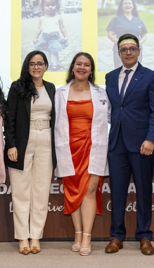 Imposición de mandiles a estudiantes de Fisioterapia