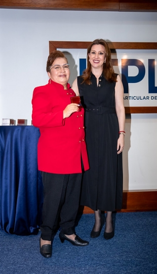 Homenaje al personal de nuestros centros universitarios por sus años de servicio. Homenaje al personal de nuestros centros universitarios por sus años de servicio.