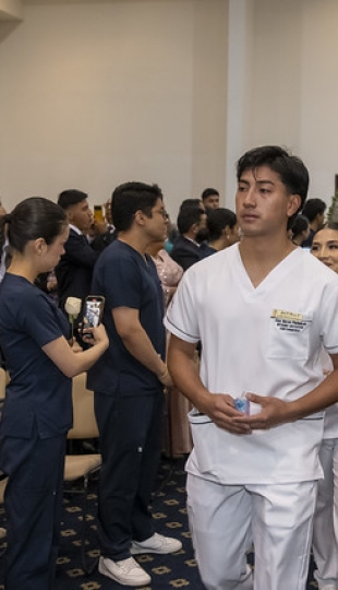 Imposición de insignias a estudiantes de Enfermería