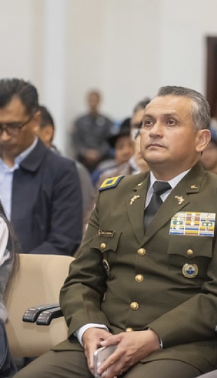Condecoración a Carlos Calderón