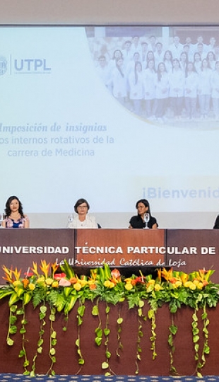 Imposición de insignias a estudiantes de Medicina Imposición de insignias a estudiantes de Medicina