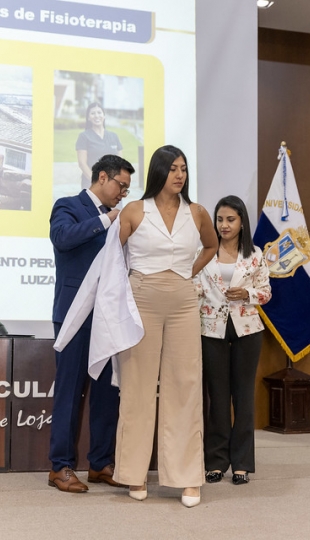 Imposición de mandiles a estudiantes de Fisioterapia