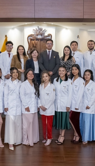 Estudiantes de Fisioterapia reciben sus mandiles