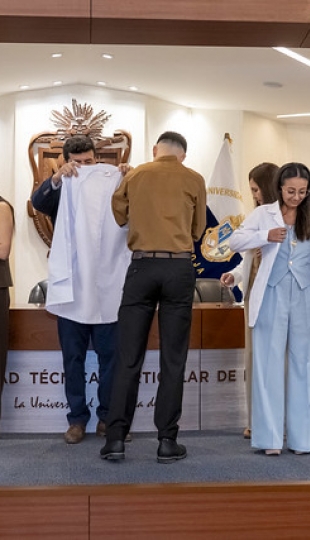 Imposición de mandiles | Carrera de Bioquímica y Farmacia