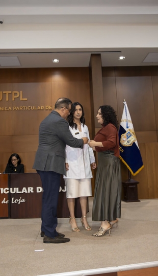 Imposición de Insignias – Carrera de Medicina