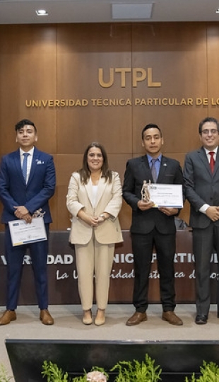 Ceremonia de entrega de certificaciones e insignias | Derecho UTPL Ceremonia de entrega de certificaciones e insignias | Derecho UTPL