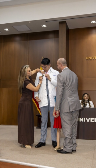 Imposición de Insignias – Carrera de Medicina