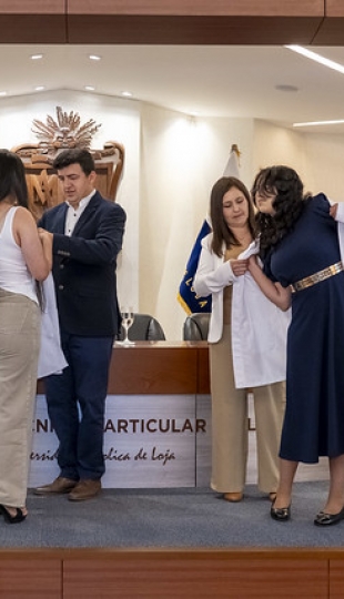 Imposición de mandiles | Carrera de Bioquímica y Farmacia