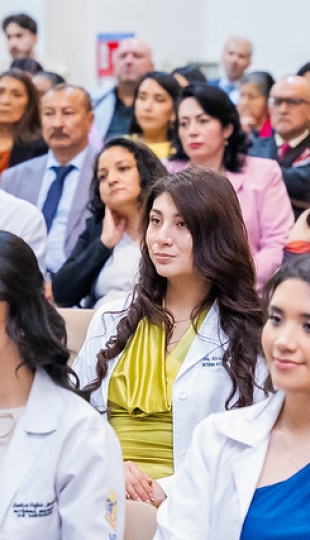 Imposición de insignias a estudiantes de Medicina Imposición de insignias a estudiantes de Medicina