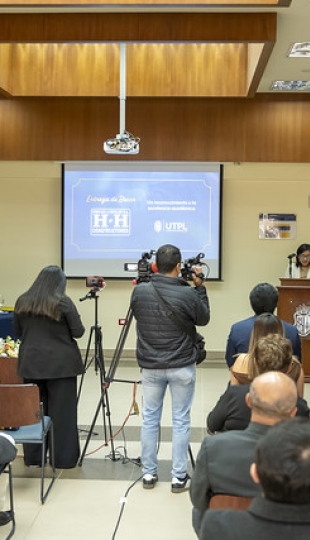 Entrega de becas Hidalgo e Hidalgo a estudiantes de la UTPL