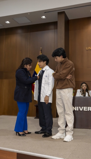 Imposición de Insignias – Carrera de Medicina