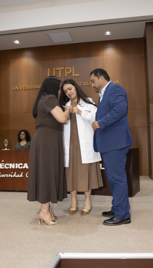 Imposición de Insignias – Carrera de Medicina