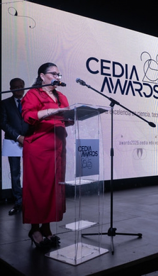 Eduardo Valarezo Valdez recibe el reconocimiento como Investigador Destacado en los CEDIA Awards