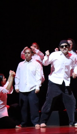 Carrera de Comunicación presentó la obra de teatro "Espejos" Carrera de Comunicación presentó la obra de teatro "Espejos"