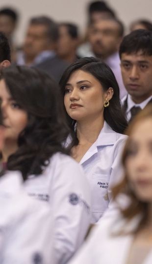 Imposición de mandiles a estudiantes de Fisioterapia