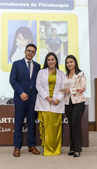 Imposición de mandiles a estudiantes de Fisioterapia