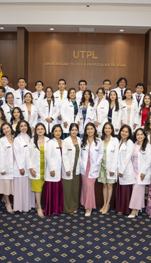 Imposición de Insignias – Carrera de Medicina