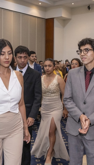 Imposición de mandiles a estudiantes de Fisioterapia