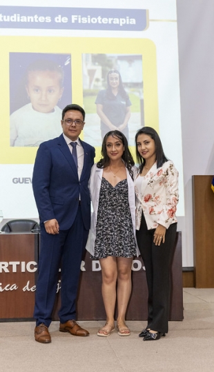 Imposición de mandiles a estudiantes de Fisioterapia