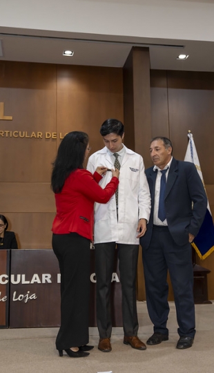 Imposición de Insignias – Carrera de Medicina