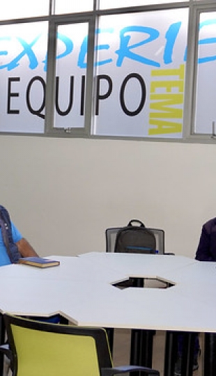 Entrega de planos al colegio Daniel Álvarez Burneo como parte de un proyecto de innovación