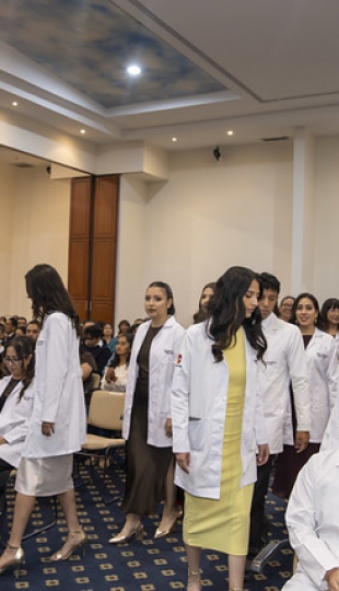 Imposición de Insignias – Carrera de Medicina