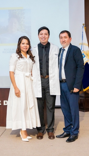Imposición de insignias a estudiantes de Medicina