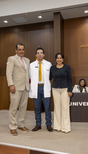 Imposición de Insignias – Carrera de Medicina