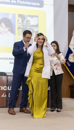 Imposición de mandiles a estudiantes de Fisioterapia